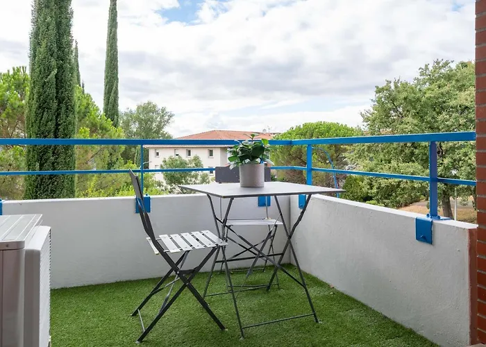 L\'Airbusien - Terrasse et parking - Airbus à coté